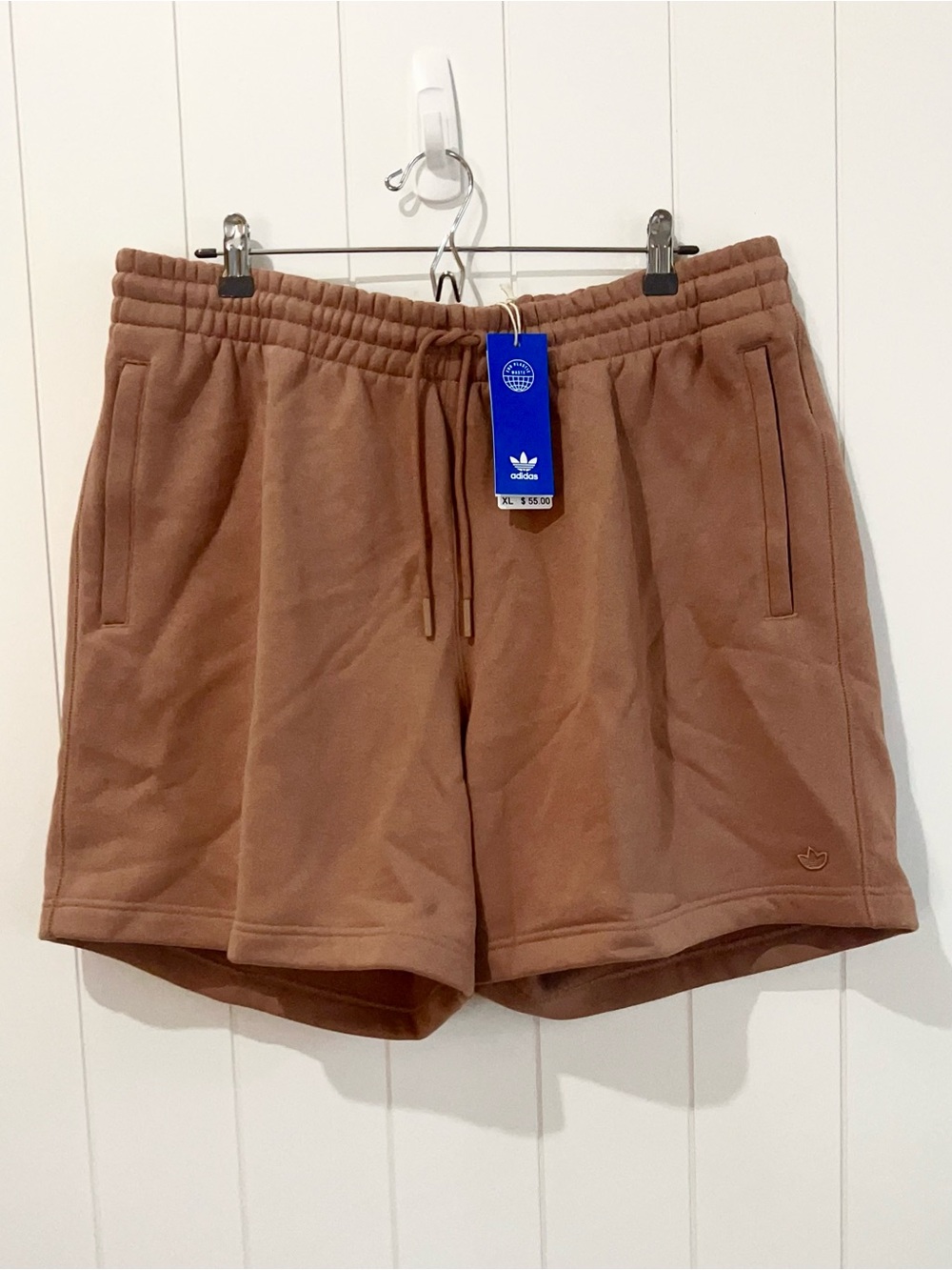 Adidas Originals  NWT Sweat Shorts fleece  Athletic size XL Salmon
